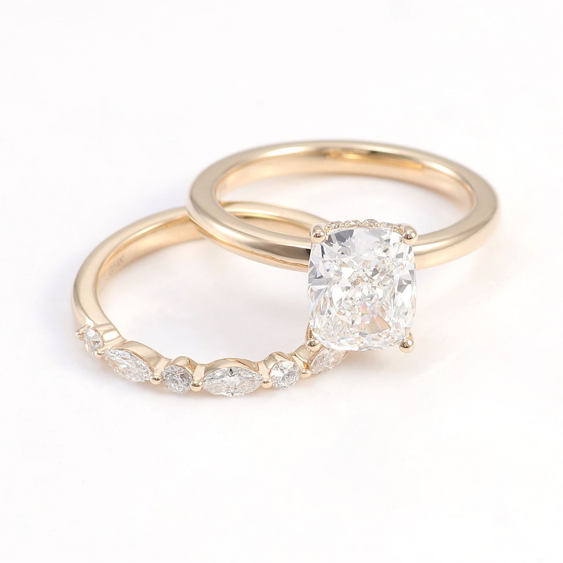 Majestic Solitaire & Pavé Diamond Ring | 18K Solid Gold - Detail View 3 | Pebble and Glow D VVS1 Lab Grown Diamond