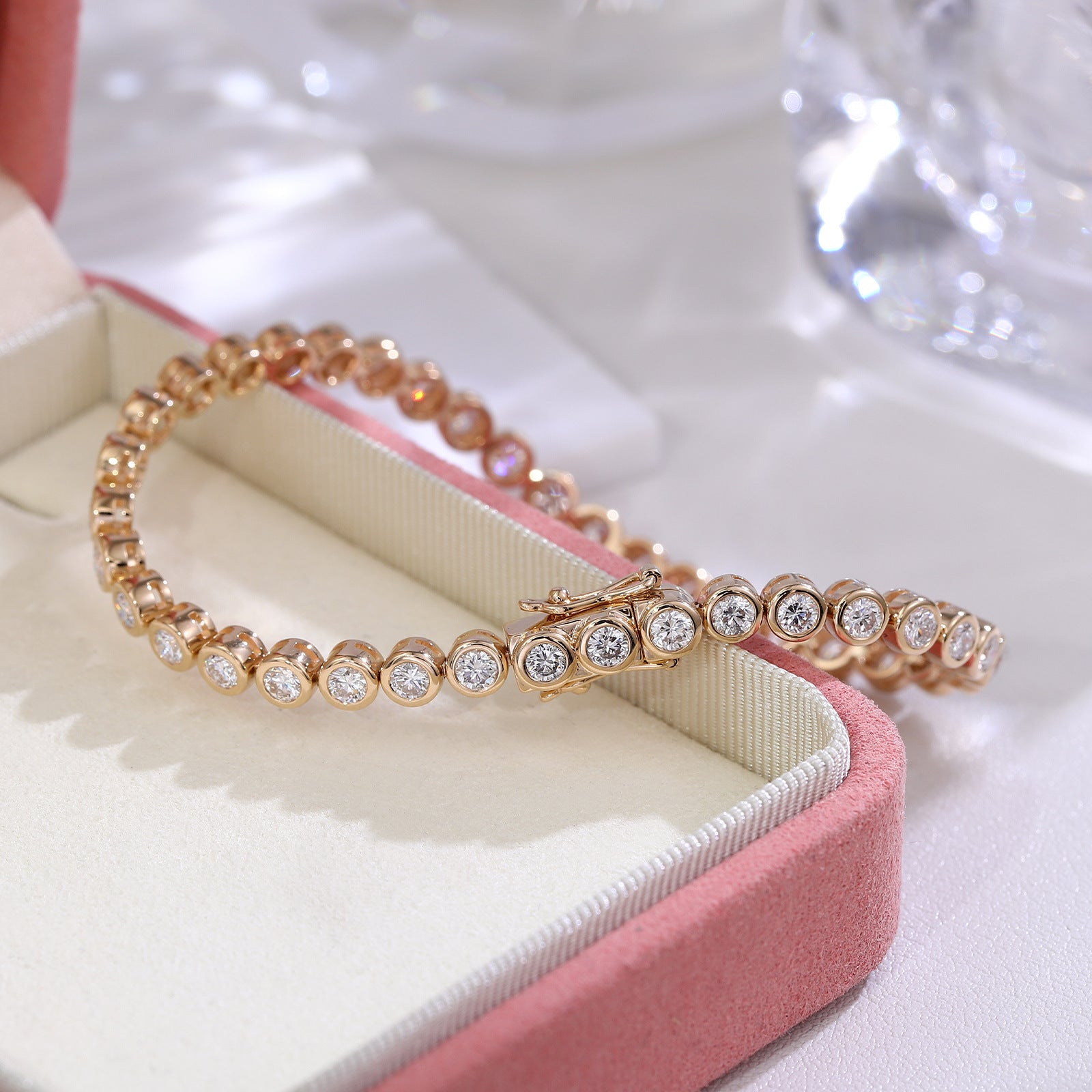 Riviera Diamond Tennis Bracelet | 14K Solid Gold - Detail View 1 | Pebble and Glow D VVS1 Lab Grown Diamond