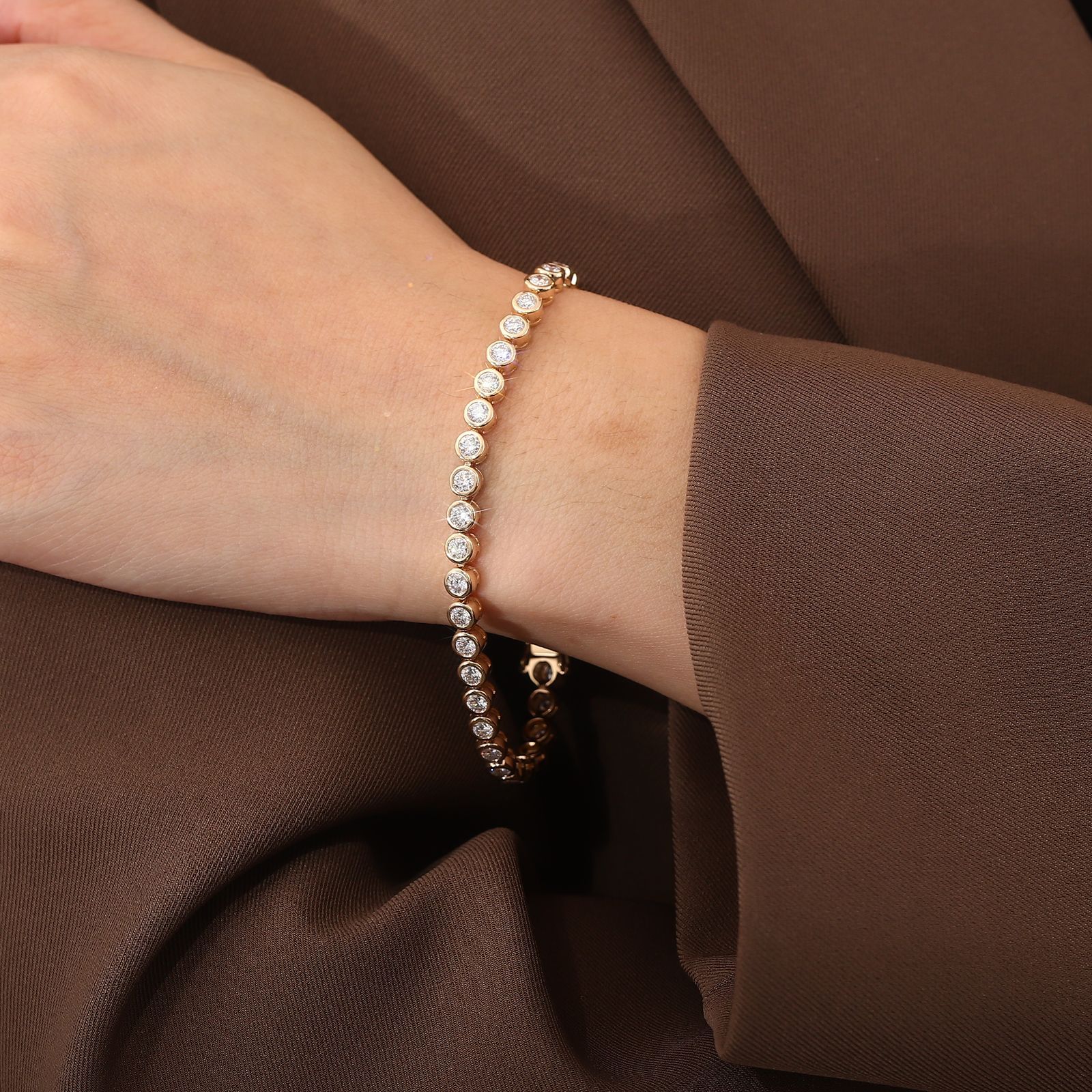 Riviera Diamond Tennis Bracelet | 14K Solid Gold - Detail View 3 | Pebble and Glow D VVS1 Lab Grown Diamond